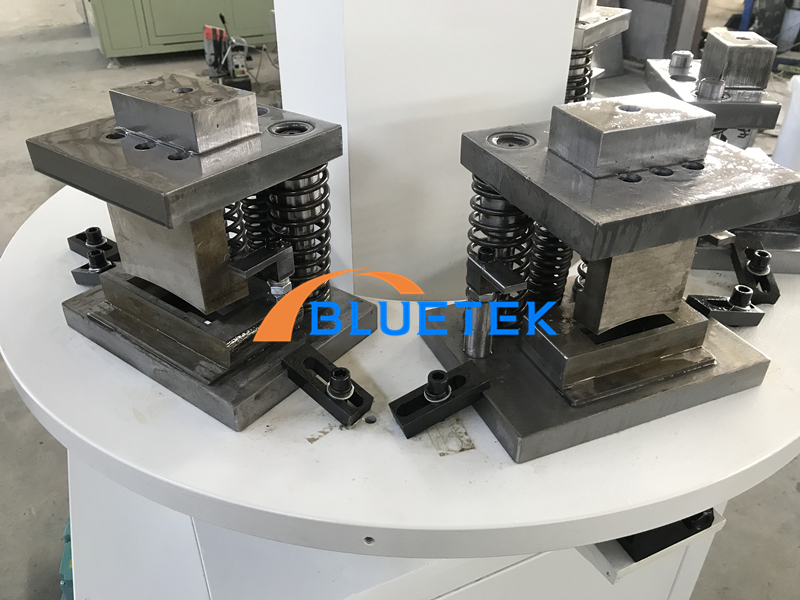 Molds of punching machine for aluminium profile