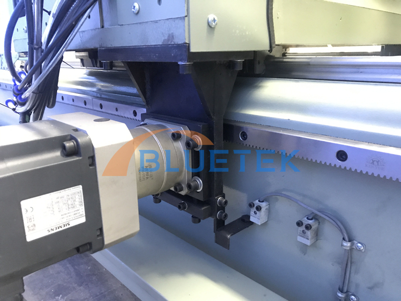 Servo motor for double head cutting saw